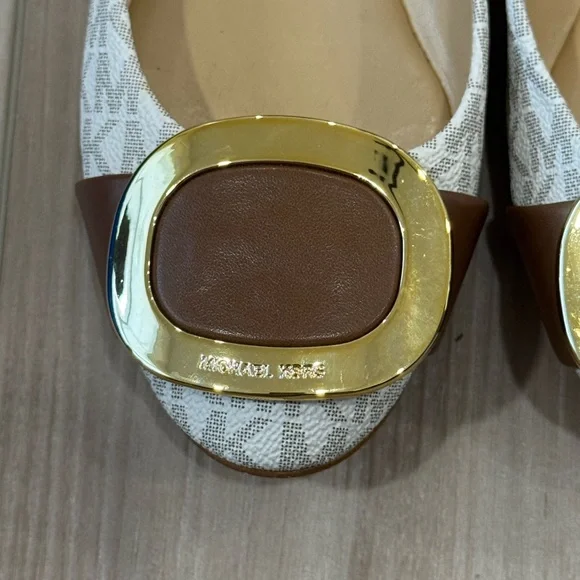 Michael Kors Logo Ballet Flats – Size 6 – Cream/White & Brown – Gold Hardware - Picture 2 of 5
